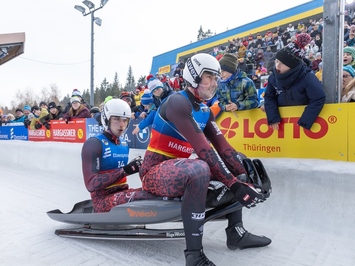 LATVIJAS KAMANIŅU SPORTISTI OBERHOFĀ NOSLĒDZ PASAULES KAUSA POSMU AR MEDAĻU, TOP 4 REZULTĀTIEM UN STABILU SNIEGUMU VISĀS DISCIPLĪNĀS