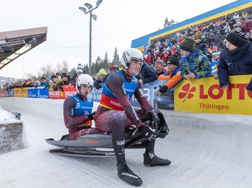 LATVIJAS KAMANIŅU SPORTISTI OBERHOFĀ NOSLĒDZ PASAULES KAUSA POSMU AR MEDAĻU, TOP 4 REZULTĀTIEM UN STABILU SNIEGUMU VISĀS DISCIPLĪNĀS