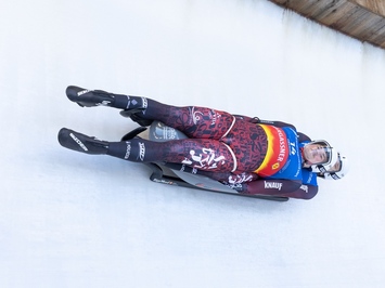 LATVIJAS KAMANIŅU SPORTISTI OBERHOFĀ NOSLĒDZ PASAULES KAUSA POSMU AR MEDAĻU, TOP 4 REZULTĀTIEM UN STABILU SNIEGUMU VISĀS DISCIPLĪNĀS