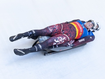 LATVIJAS KAMANIŅU SPORTISTI OBERHOFĀ NOSLĒDZ PASAULES KAUSA POSMU AR MEDAĻU, TOP 4 REZULTĀTIEM UN STABILU SNIEGUMU VISĀS DISCIPLĪNĀS