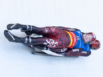 LATVIJAS KAMANIŅU SPORTISTI OBERHOFĀ NOSLĒDZ PASAULES KAUSA POSMU AR MEDAĻU, TOP 4 REZULTĀTIEM UN STABILU SNIEGUMU VISĀS DISCIPLĪNĀS