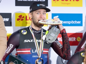 LATVIJAS KAMANIŅU SPORTISTI OBERHOFĀ NOSLĒDZ PASAULES KAUSA POSMU AR MEDAĻU, TOP 4 REZULTĀTIEM UN STABILU SNIEGUMU VISĀS DISCIPLĪNĀS