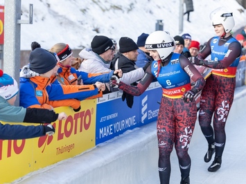 LATVIJAS KAMANIŅU SPORTISTI OBERHOFĀ NOSLĒDZ PASAULES KAUSA POSMU AR MEDAĻU, TOP 4 REZULTĀTIEM UN STABILU SNIEGUMU VISĀS DISCIPLĪNĀS