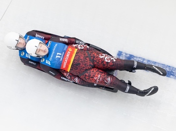 LATVIJAS KAMANIŅU SPORTISTI OBERHOFĀ NOSLĒDZ PASAULES KAUSA POSMU AR MEDAĻU, TOP 4 REZULTĀTIEM UN STABILU SNIEGUMU VISĀS DISCIPLĪNĀS