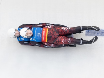 LATVIJAS KAMANIŅU SPORTISTI OBERHOFĀ NOSLĒDZ PASAULES KAUSA POSMU AR MEDAĻU, TOP 4 REZULTĀTIEM UN STABILU SNIEGUMU VISĀS DISCIPLĪNĀS