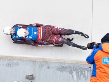 LATVIJAS KAMANIŅU SPORTISTI OBERHOFĀ NOSLĒDZ PASAULES KAUSA POSMU AR MEDAĻU, TOP 4 REZULTĀTIEM UN STABILU SNIEGUMU VISĀS DISCIPLĪNĀS