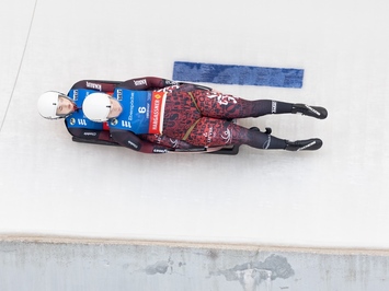 LATVIJAS KAMANIŅU SPORTISTI OBERHOFĀ NOSLĒDZ PASAULES KAUSA POSMU AR MEDAĻU, TOP 4 REZULTĀTIEM UN STABILU SNIEGUMU VISĀS DISCIPLĪNĀS