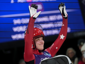 Sīva cīņa līdz pēdējai simtdaļai: sieviešu vieninieki olimpiskajā trasē Kortīnā