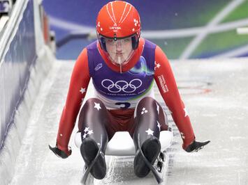 Sīva cīņa līdz pēdējai simtdaļai: sieviešu vieninieki olimpiskajā trasē Kortīnā