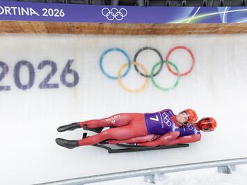 SPĒCĪGAS POZĪCIJAS PIRMS STARTA: LATVIJAS DIVNIEKU EKIPĀŽAS OLIMPISKAJĀ TRASĒ