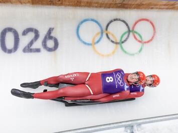 SPĒCĪGAS POZĪCIJAS PIRMS STARTA: LATVIJAS DIVNIEKU EKIPĀŽAS OLIMPISKAJĀ TRASĒ