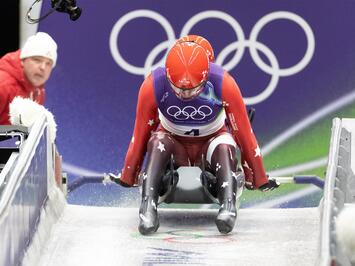 VĒSTURISKA OLIMPISKĀ DIENA KAMANIŅU SPORTĀ – DEBIJA, CĪŅA UN TOP REZULTĀTI KORTĪNĀ 