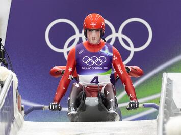 VĒSTURISKA OLIMPISKĀ DIENA KAMANIŅU SPORTĀ – DEBIJA, CĪŅA UN TOP REZULTĀTI KORTĪNĀ 