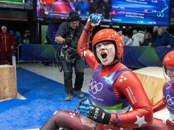 VĒSTURISKA OLIMPISKĀ DIENA KAMANIŅU SPORTĀ – DEBIJA, CĪŅA UN TOP REZULTĀTI KORTĪNĀ 