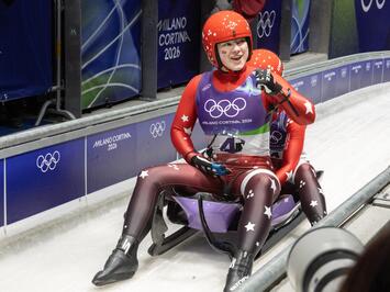 VĒSTURISKA OLIMPISKĀ DIENA KAMANIŅU SPORTĀ – DEBIJA, CĪŅA UN TOP REZULTĀTI KORTĪNĀ 