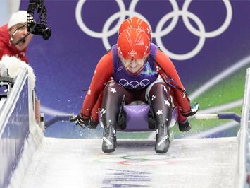 VĒSTURISKA OLIMPISKĀ DIENA KAMANIŅU SPORTĀ – DEBIJA, CĪŅA UN TOP REZULTĀTI KORTĪNĀ 