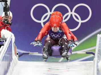 VĒSTURISKA OLIMPISKĀ DIENA KAMANIŅU SPORTĀ – DEBIJA, CĪŅA UN TOP REZULTĀTI KORTĪNĀ 