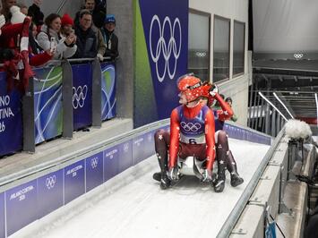 VĒSTURISKA OLIMPISKĀ DIENA KAMANIŅU SPORTĀ – DEBIJA, CĪŅA UN TOP REZULTĀTI KORTĪNĀ 