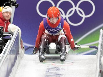 VĒSTURISKA OLIMPISKĀ DIENA KAMANIŅU SPORTĀ – DEBIJA, CĪŅA UN TOP REZULTĀTI KORTĪNĀ 