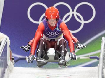 VĒSTURISKA OLIMPISKĀ DIENA KAMANIŅU SPORTĀ – DEBIJA, CĪŅA UN TOP REZULTĀTI KORTĪNĀ 