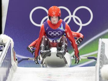 VĒSTURISKA OLIMPISKĀ DIENA KAMANIŅU SPORTĀ – DEBIJA, CĪŅA UN TOP REZULTĀTI KORTĪNĀ 