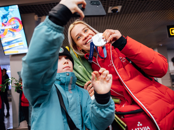 Olimpiskā vicečempione Elīna Ieva Bota svinīgi sagaidīta mājās Latvijā