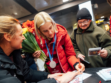 Olimpiskā vicečempione Elīna Ieva Bota svinīgi sagaidīta mājās Latvijā