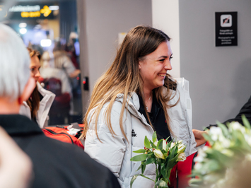 Olimpiskā vicečempione Elīna Ieva Bota svinīgi sagaidīta mājās Latvijā