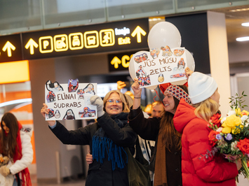 Olimpiskā vicečempione Elīna Ieva Bota svinīgi sagaidīta mājās Latvijā