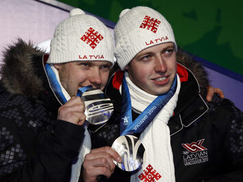 LATVIJAS KAMANIŅU SPORTA OLIMPISKAIS STĀSTS – NO ZOZUĻAS LĪDZ BOTAI
