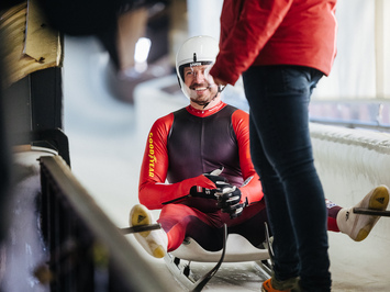 SIGULDĀ NOSKAIDROTI VETERĀNU SACENSĪBU UZVARĒTĀJI KAMANIŅU SPORTĀ