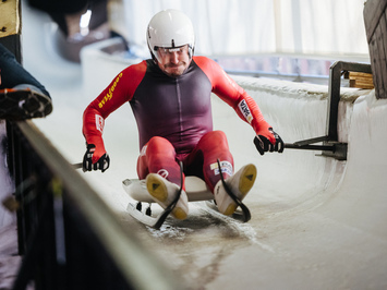 SIGULDĀ NOSKAIDROTI VETERĀNU SACENSĪBU UZVARĒTĀJI KAMANIŅU SPORTĀ