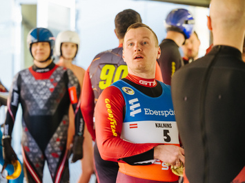 SIGULDĀ NOSKAIDROTI VETERĀNU SACENSĪBU UZVARĒTĀJI KAMANIŅU SPORTĀ