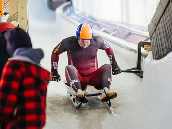 SIGULDĀ NOSKAIDROTI VETERĀNU SACENSĪBU UZVARĒTĀJI KAMANIŅU SPORTĀ