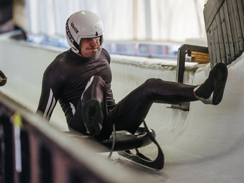 SIGULDĀ NOSKAIDROTI VETERĀNU SACENSĪBU UZVARĒTĀJI KAMANIŅU SPORTĀ