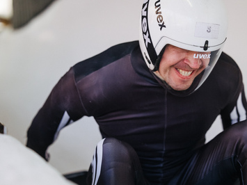 SIGULDĀ NOSKAIDROTI VETERĀNU SACENSĪBU UZVARĒTĀJI KAMANIŅU SPORTĀ