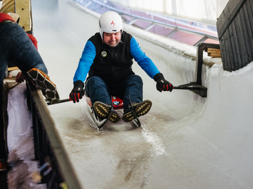SIGULDĀ NOSKAIDROTI VETERĀNU SACENSĪBU UZVARĒTĀJI KAMANIŅU SPORTĀ
