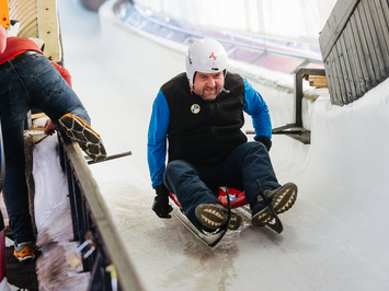 SIGULDĀ NOSKAIDROTI VETERĀNU SACENSĪBU UZVARĒTĀJI KAMANIŅU SPORTĀ