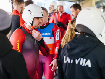 SIGULDĀ NOSKAIDROTI VETERĀNU SACENSĪBU UZVARĒTĀJI KAMANIŅU SPORTĀ