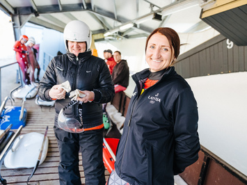 SIGULDĀ NOSKAIDROTI VETERĀNU SACENSĪBU UZVARĒTĀJI KAMANIŅU SPORTĀ