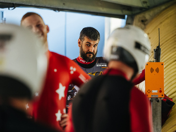 SIGULDĀ NOSKAIDROTI VETERĀNU SACENSĪBU UZVARĒTĀJI KAMANIŅU SPORTĀ