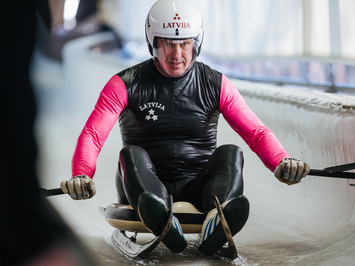 SIGULDĀ NOSKAIDROTI VETERĀNU SACENSĪBU UZVARĒTĀJI KAMANIŅU SPORTĀ