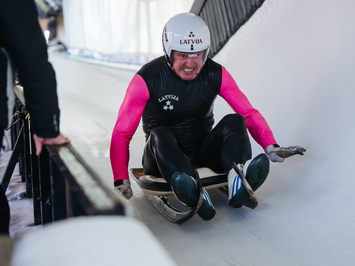 SIGULDĀ NOSKAIDROTI VETERĀNU SACENSĪBU UZVARĒTĀJI KAMANIŅU SPORTĀ