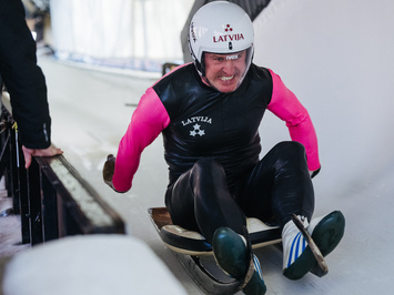 SIGULDĀ NOSKAIDROTI VETERĀNU SACENSĪBU UZVARĒTĀJI KAMANIŅU SPORTĀ