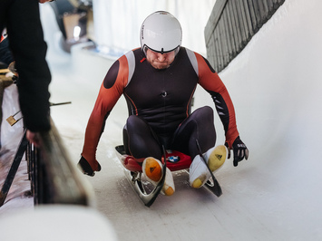 SIGULDĀ NOSKAIDROTI VETERĀNU SACENSĪBU UZVARĒTĀJI KAMANIŅU SPORTĀ