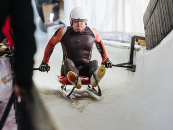 SIGULDĀ NOSKAIDROTI VETERĀNU SACENSĪBU UZVARĒTĀJI KAMANIŅU SPORTĀ