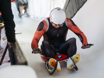 SIGULDĀ NOSKAIDROTI VETERĀNU SACENSĪBU UZVARĒTĀJI KAMANIŅU SPORTĀ