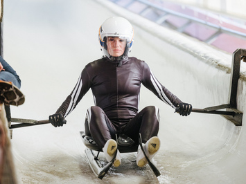 SIGULDĀ NOSKAIDROTI VETERĀNU SACENSĪBU UZVARĒTĀJI KAMANIŅU SPORTĀ