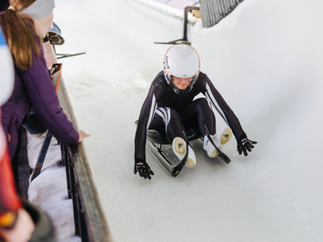 SIGULDĀ NOSKAIDROTI VETERĀNU SACENSĪBU UZVARĒTĀJI KAMANIŅU SPORTĀ