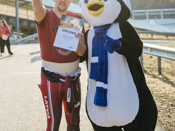 SIGULDĀ NOSKAIDROTI VETERĀNU SACENSĪBU UZVARĒTĀJI KAMANIŅU SPORTĀ